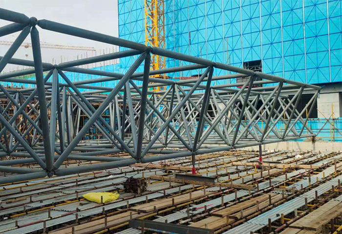 濟(jì)南高鐵東總部基地2號(hào)樓網(wǎng)架
